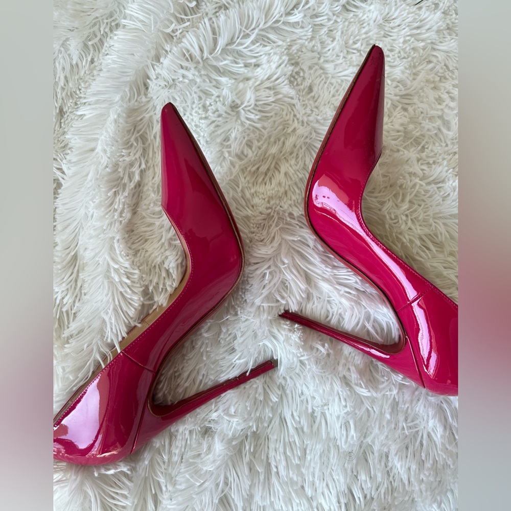 Gently used Christian louboutins. Size 39.5. Box and dust cover.